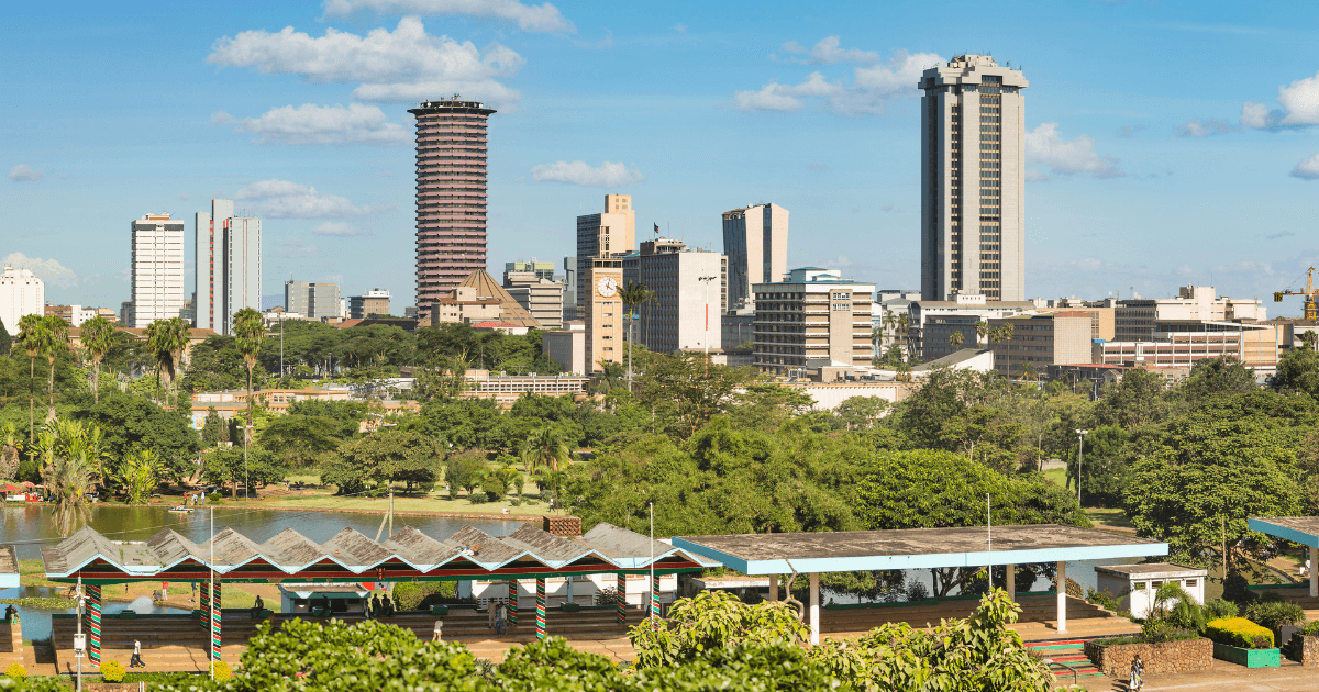 奈洛比市中心高樓林立，前方是城市公園與湖泊，呈現自然與都市交織的景色